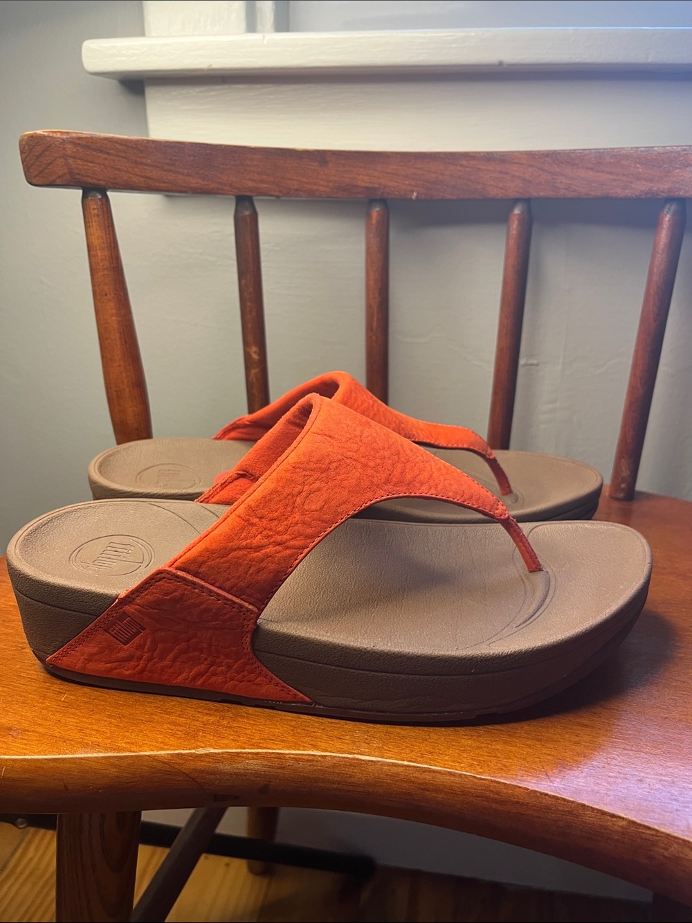 NWOT FitFlop Lulu Toe Post Sandals Orange Textured Leather Cushioned Wedge Size